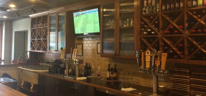 Inside The Oak House bar
Photo by: Alex Simon